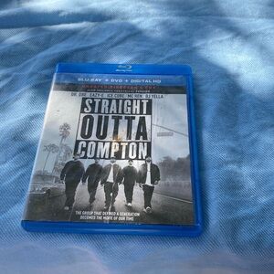 BLU-RAY+ DVD+DIGITAL HD
UNRATED DIRECTOR’S CUT 
STRAIGHT OUTTA COMPETITION